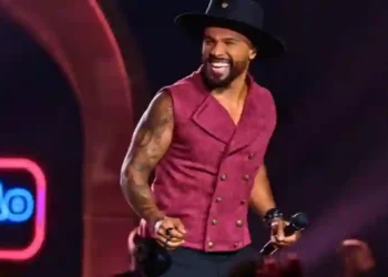 Alexandre Pires faz show gratuito em Balneário Camboriú neste domingo