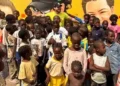 Influenciador de SC inaugura escola na Angola e leva educação para mais de 500 crianças