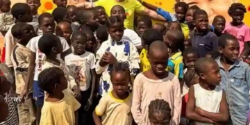 Influenciador de SC inaugura escola na Angola e leva educação para mais de 500 crianças