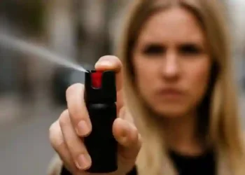 Nova lei autoriza mulheres a portar spray de pimenta para defesa pessoal