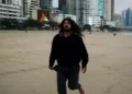 Homem é preso após agredir youtuber na Praia Central de Balneário Camboriú
