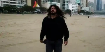 Homem é preso após agredir youtuber na Praia Central de Balneário Camboriú