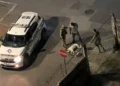VÍDEO: Pitbull é morto a tiros após avançar contra policiais durante abordagem em Itajaí