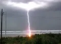 Morre mulher que foi atingida por raio em praia de Santa Catarina