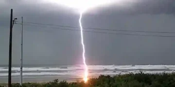 Morre mulher que foi atingida por raio em praia de Santa Catarina