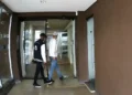 Dupla invade condomínio e leva R$ 300 mil entre dinheiro e joias em Balneário Camboriú