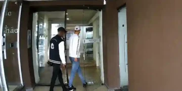Dupla invade condomínio e leva R$ 300 mil entre dinheiro e joias em Balneário Camboriú