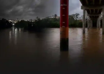 Rio Itajaí-Açu sobe até 20 centímetros por hora e preocupa o Alto Vale do Itajaí