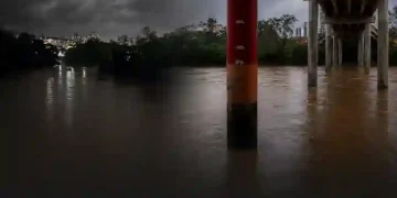 Rio Itajaí-Açu sobe até 20 centímetros por hora e preocupa o Alto Vale do Itajaí