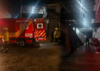 Estrutura desaba durante festa em Camboriú, deixa feridas e mobiliza Bombeiros