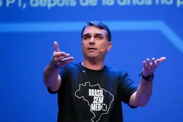 Flávio Bolsonaro propõe castração química para estupradores e maioridade penal aos 14 anos Flávio Bolsonaro propõe castração química para estupradores e maioridade penal aos 14 anos