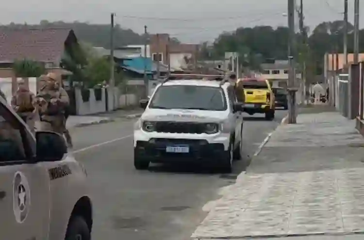 Adolescente de 17 anos diz "matei minha mãe" e chama a PM após crime em Jaraguá do Sul Adolescente de 17 anos diz "matei minha mãe" e chama a PM após crime em Jaraguá do Sul