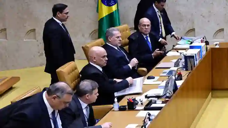Moraes, Mendonça e Dino ficam lado a lado em julgamento histórico no STF Moraes, Mendonça e Dino ficam lado a lado em julgamento histórico no STF