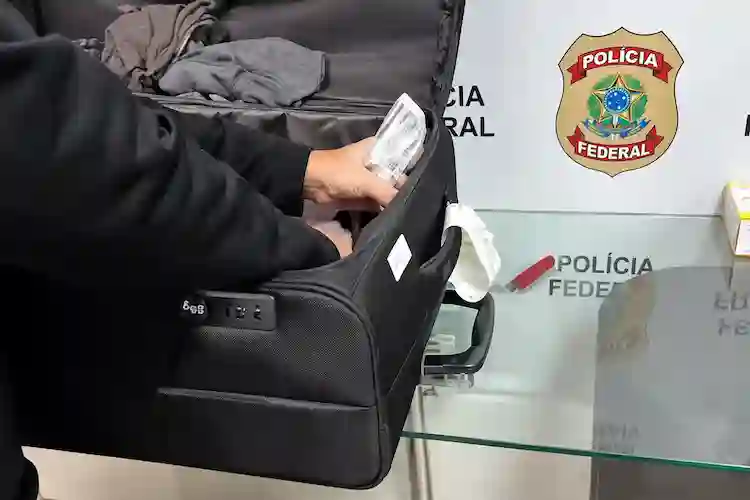 Jovem de Ituporanga, SC, é preso com 3,5 kg de cocaína que seriam levados para a França Jovem de Ituporanga, SC, é preso com 3,5 kg de cocaína que seriam levados para a França