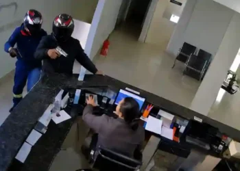 Dupla armada rouba clínica odontológica em Camboriú