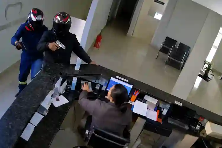 Dupla armada rouba clínica odontológica em Camboriú Dupla armada rouba clínica odontológica em Camboriú
