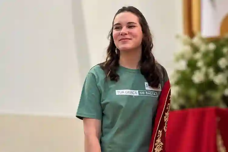 Mãe vai chamar filha para o trabalho e a encontra morta na cama Mãe vai chamar filha para o trabalho e a encontra morta na cama