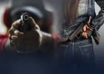 Senado analisa projeto que pode permitir porte de arma para mulheres com medida protetiva aos 18 anos