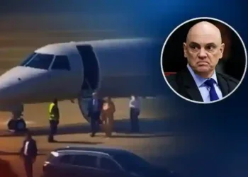 Vídeo mostra Moraes e esposa desembarcando de jatinho ligado a Vorcaro no Rio