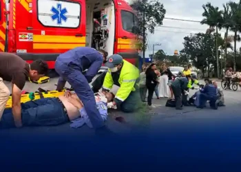Ex-prefeito de Camboriú, Dr. Élcio Kuhnen, cai de trio elétrico durante campanha em Barra Velha