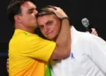 Flávio Bolsonaro desafia STF e diz que pai vai subir a rampa para lhe passar a faixa