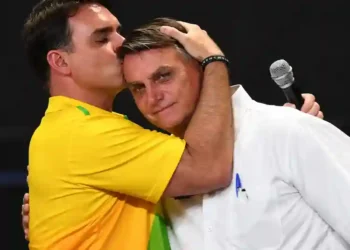 Flávio Bolsonaro desafia STF e diz que pai vai subir a rampa para lhe passar a faixa
