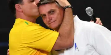 Flávio Bolsonaro desafia STF e diz que pai vai subir a rampa para lhe passar a faixa
