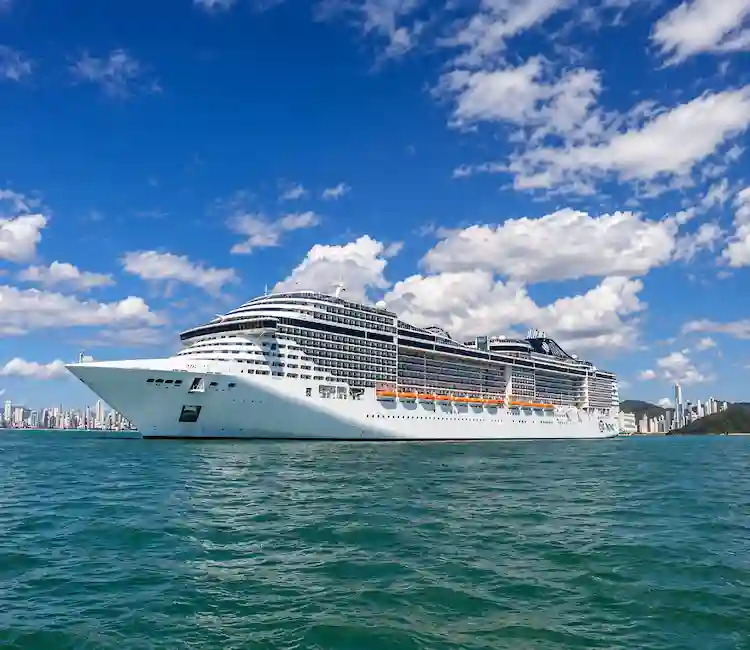 Temporada de cruzeiros em Balneário Camboriú 2026/2027 Navio de cruzeiro em Balneário Camboriú durante a temporada de cruzeiros marítimos.
