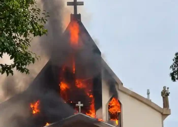Igreja Católica é tomada pelas chamas após missa em Santa Catarina