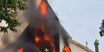 Igreja Católica é tomada pelas chamas após missa em Santa Catarina