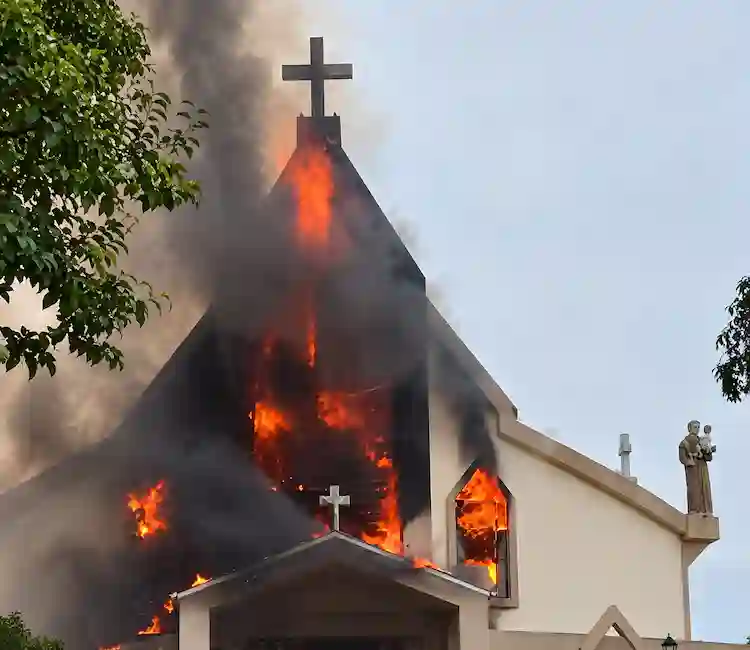 Incêndio atinge o telhado da Igreja Matriz São José, em Treze de Maio, no Sul de Santa Catarina.