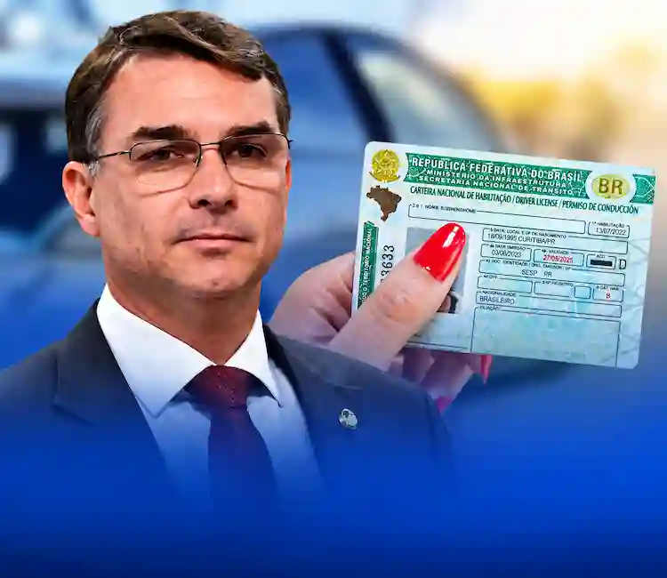 Flávio Bolsonaro durante evento de campanha em Goiânia onde defendeu CNH a partir dos 16 anos Flávio Bolsonaro ao lado de uma imagem de Carteira Nacional de Habilitação (CNH), em referência à proposta de permitir que jovens de 16 anos possam obter a habilitação.