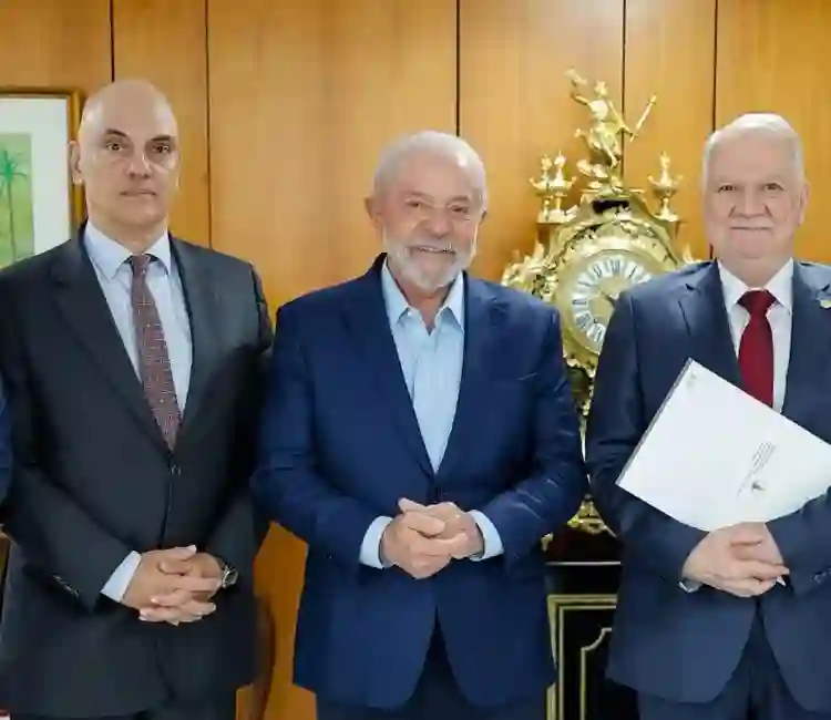 Lula ao lado de ministros do Supremo Tribunal Federal durante encontro em Brasília.