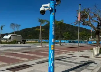 Balneário Camboriú inicia instalação de totens com reconhecimento facial e leitura de placas