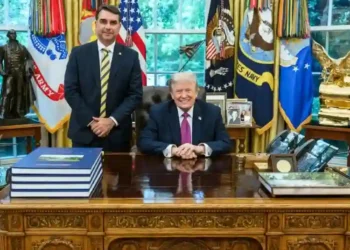 Governo Trump confirma emissão de vistos para Flávio Bolsonaro e familiares