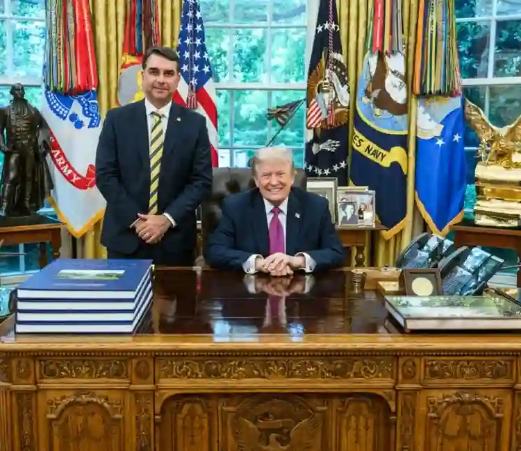 Flávio Bolsonaro em imagem relacionada à confirmação de vistos para entrada nos Estados Unidos. Flávio Bolsonaro, Donald Trump, vistos para os Estados Unidos, asilo político, Departamento de Estado americano, Jair Bolsonaro, STF.